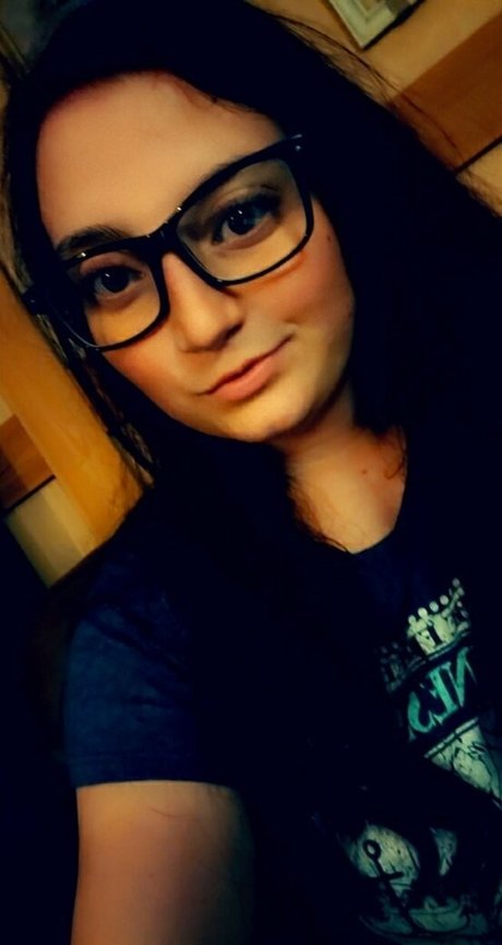 Sarahyournaughtygirl69