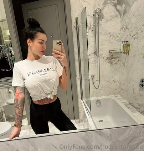 Foto di nudo di fuga di OnlyFans di Hotsierrarossie