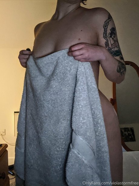 Foto di nudo di fuga di OnlyFans di Violastormfree