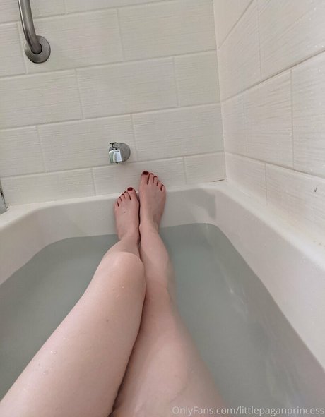 Foto di nudo di fuga di OnlyFans di Littlepaganprincess