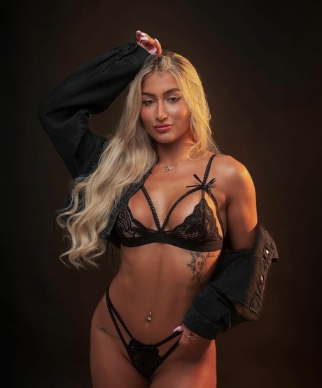 Foto di nudo di fuga di OnlyFans di Karissaabauzonn