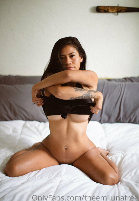 Foto di nudo di fuga di OnlyFans di Theemilunafree