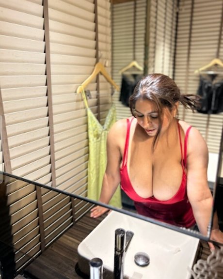 Foto di nudo di fuga di OnlyFans di Charu S