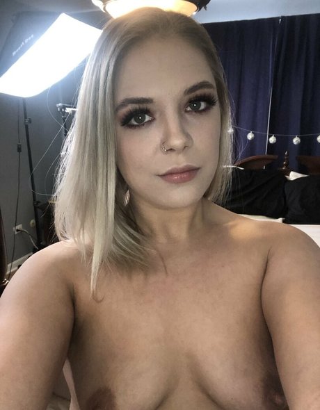 Foto di nudo di fuga di OnlyFans di Peachylanaxo
