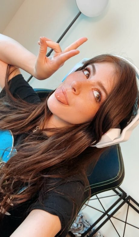Chrissy Costanza