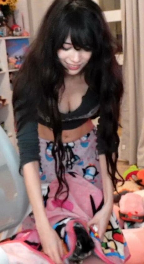 Foto di nudo di fuga di OnlyFans di Emiru