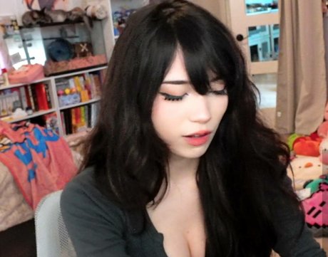 Foto di nudo di fuga di OnlyFans di Emiru