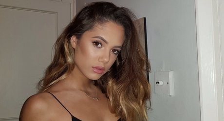 Foto di nudo di fuga di OnlyFans di Saoirse Alicia Behzadi