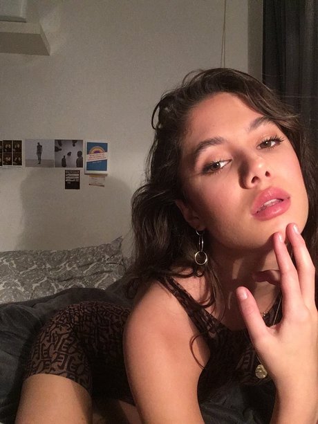 Foto di nudo di fuga di OnlyFans di Saoirse Alicia Behzadi