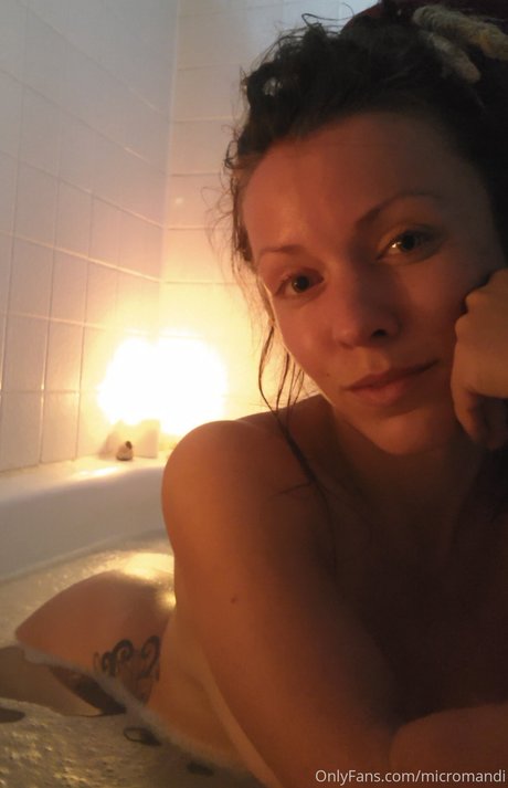 Foto di nudo di fuga di OnlyFans di Amanda Loy