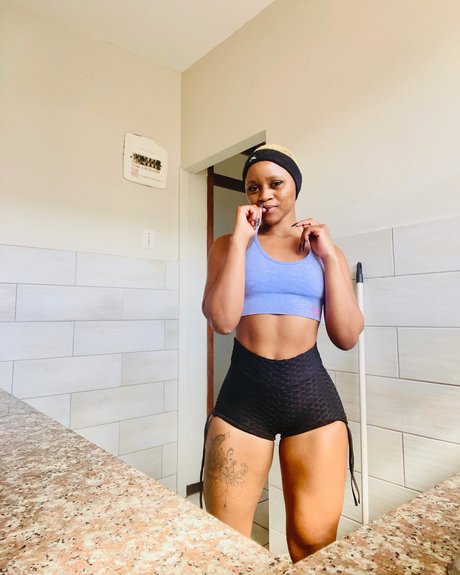 Foto di nudo di fuga di OnlyFans di Sharon Gambu