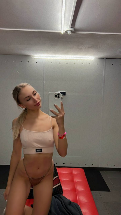 Foto di nudo di fuga di OnlyFans di Alferova
