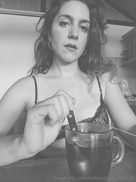 Ladyaria Hot