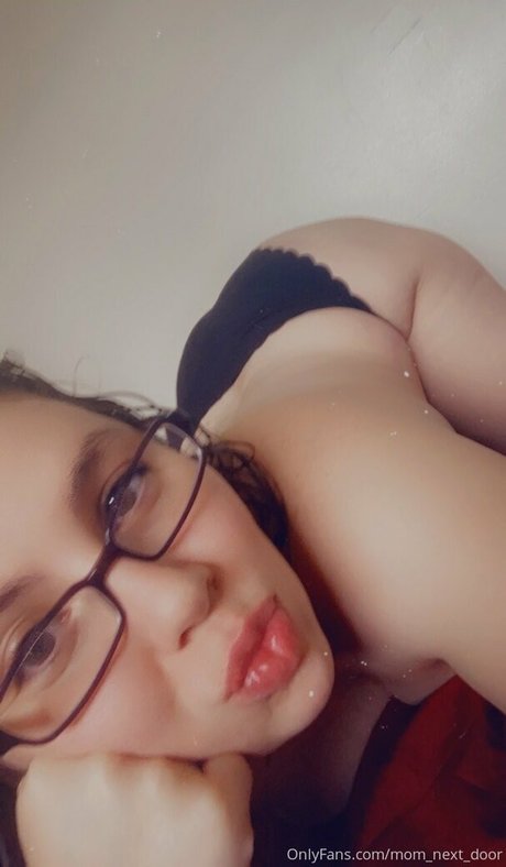 Mom_next_door