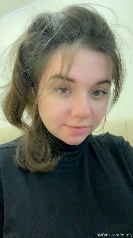 Foto di nudo di fuga di OnlyFans di Mirniy
