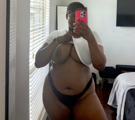Foto di nudo di fuga di OnlyFans di Thelingerielounge