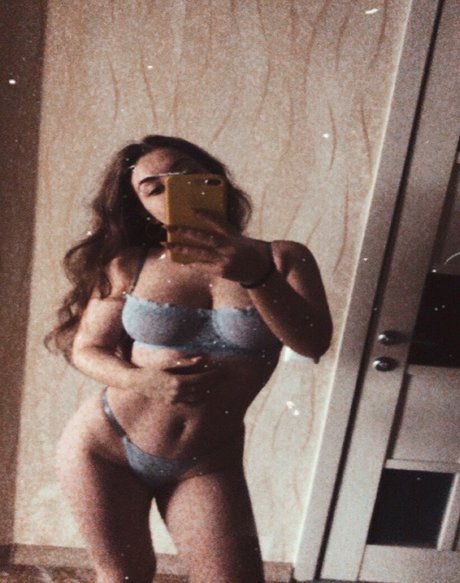 Foto di nudo di fuga di OnlyFans di Laura Salvia