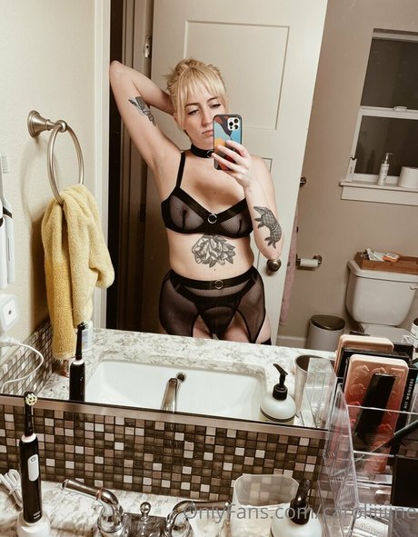 Foto di nudo di fuga di OnlyFans di Caroliiiiine