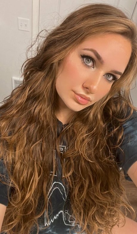 Foto di nudo di fuga di OnlyFans di Ella Estrid