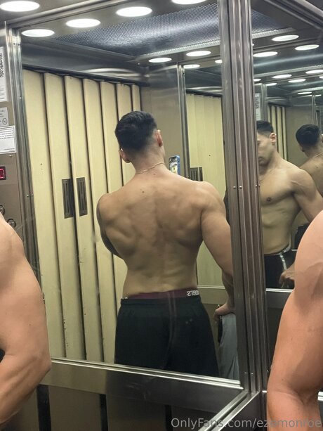 Foto di nudo di fuga di OnlyFans di Ezemonroe