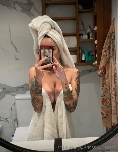 Foto di nudo di fuga di OnlyFans di Divinitirosefree