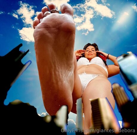 Foto di nudo di fuga di OnlyFans di Giantess Debora