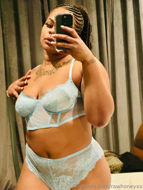 Foto di nudo di fuga di OnlyFans di Rawhoneyxx