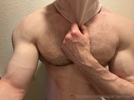 Foto di nudo di fuga di OnlyFans di August Berlinger