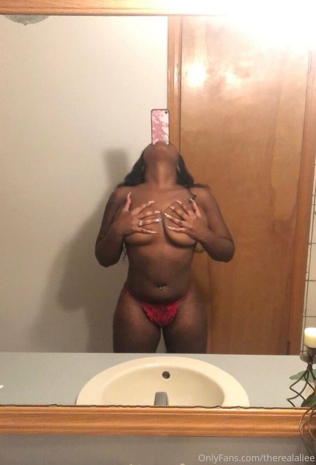 Foto di nudo di fuga di OnlyFans di Therealaliee