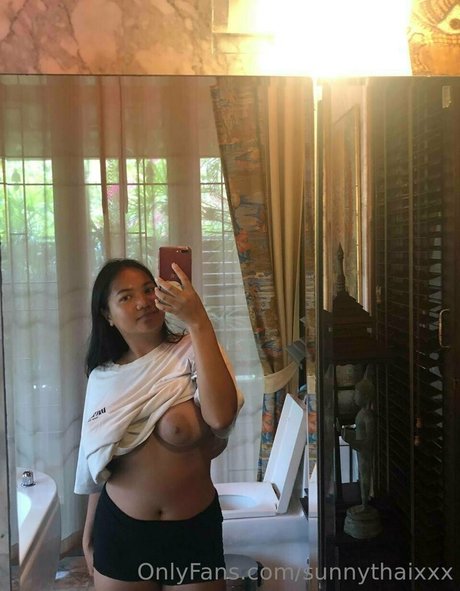 Foto di nudo di fuga di OnlyFans di Sunnythaixxx