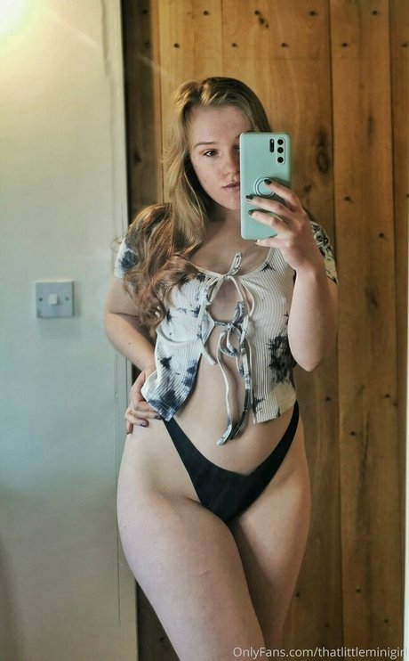 Foto di nudo di fuga di OnlyFans di Thatlittleminigirl