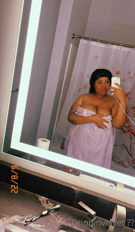 Foto di nudo di fuga di OnlyFans di Drippinvelvet