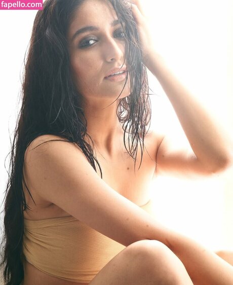 Foto di nudo di fuga di OnlyFans di Ojasvi Sharma