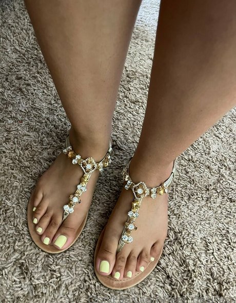 Foto di nudo di fuga di OnlyFans di Feetdesiress