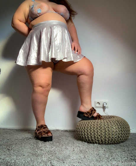 Foto di nudo di fuga di OnlyFans di Adorethebelly1