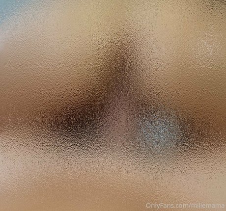Foto di nudo di fuga di OnlyFans di Millemama