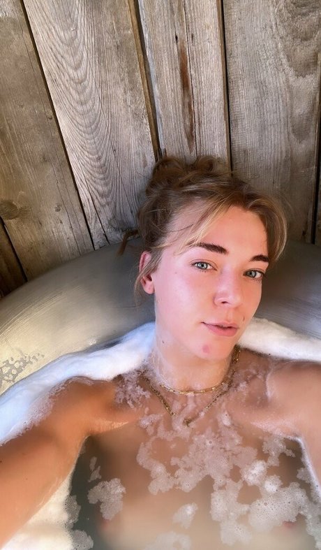 Foto di nudo di fuga di OnlyFans di Becky Hill