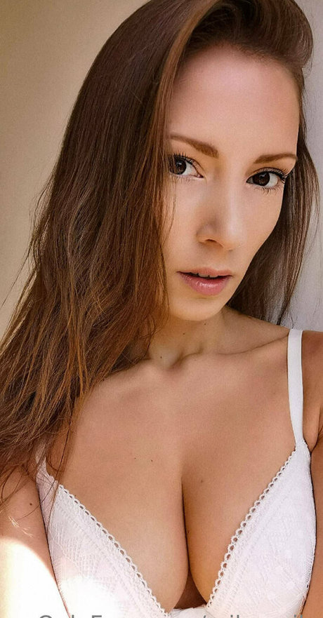 Foto di nudo di fuga di OnlyFans di Milunaig