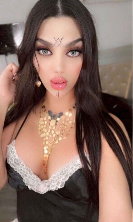 Foto di nudo di fuga di OnlyFans di Eva Karam