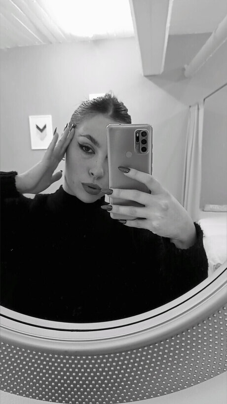 Foto di nudo di fuga di OnlyFans di Amoret  Sexting  Vc