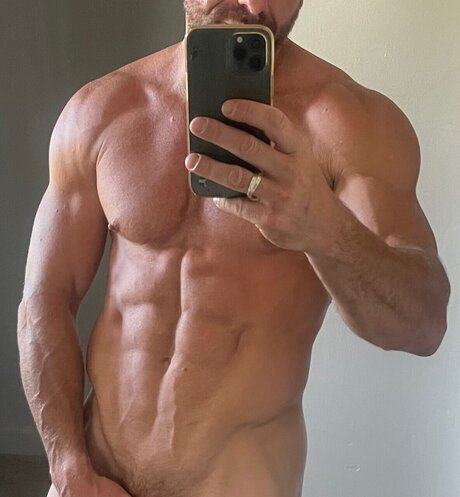 Foto di nudo di fuga di OnlyFans di 20 Years Apart