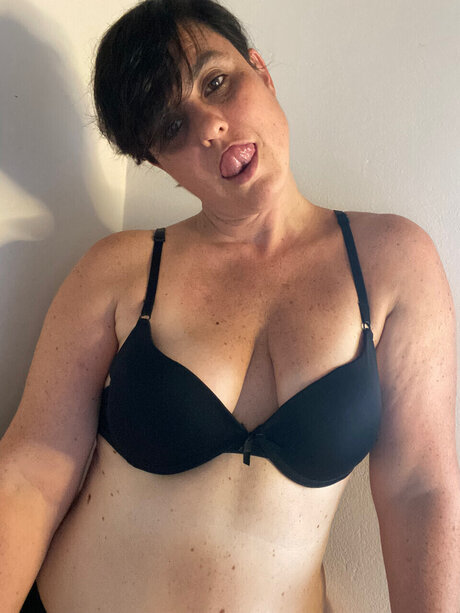 Foto di nudo di fuga di OnlyFans di        Juicy For U 