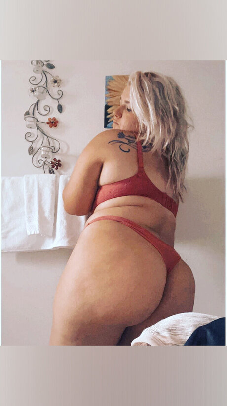 Foto di nudo di fuga di OnlyFans di Your Moms Motivation