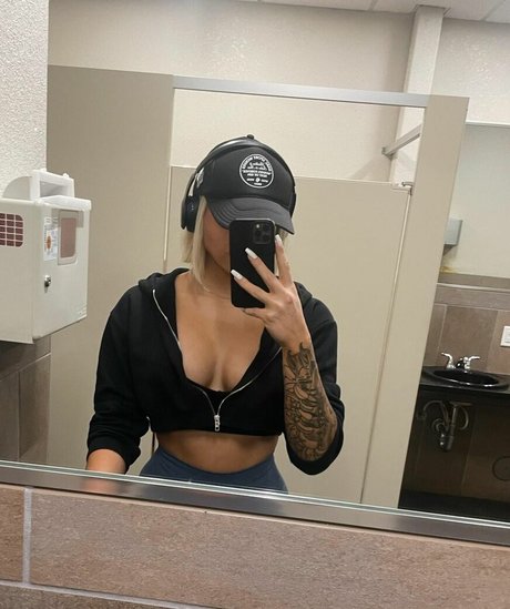 Foto di nudo di fuga di OnlyFans di Melanie Doulik
