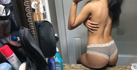 Foto di nudo di fuga di OnlyFans di Italia Bradley