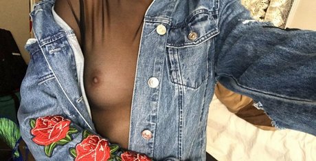 Foto di nudo di fuga di OnlyFans di Italia Bradley