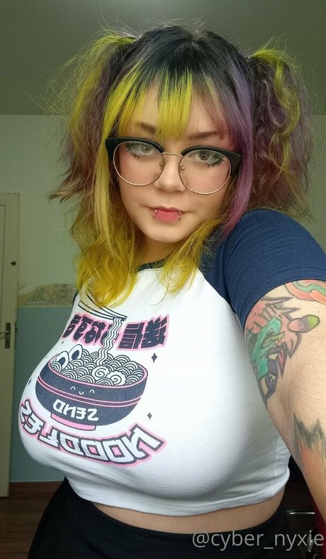 Foto di nudo di fuga di OnlyFans di Cybernyxie