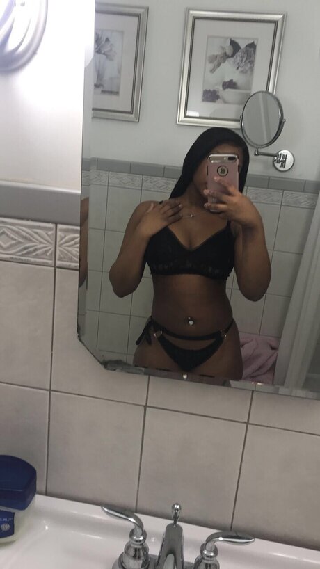 Foto di nudo di fuga di OnlyFans di Chasmne