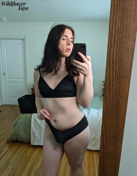 Foto di nudo di fuga di OnlyFans di Wildflowerfaye