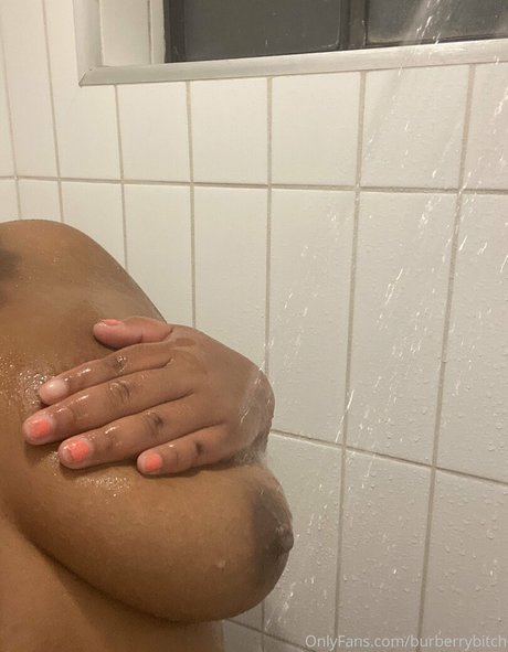 Foto di nudo di fuga di OnlyFans di Burberrybitch